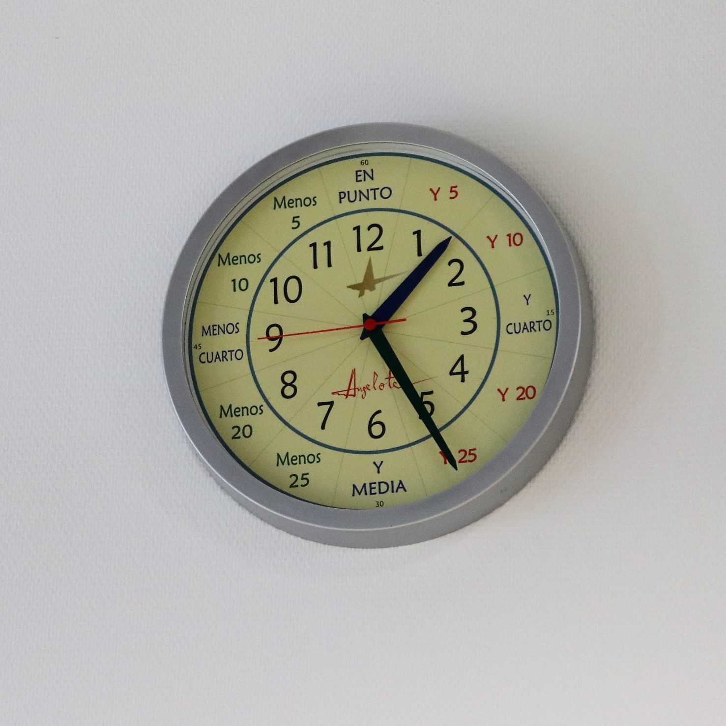 reloj angelote residencia de mayores albertia moratalaz madrid