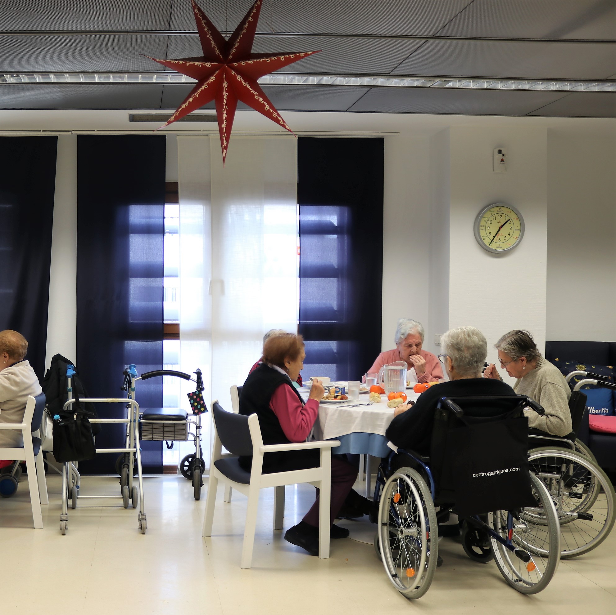 reloj angelote residencia de mayores albertia moratalaz madrid