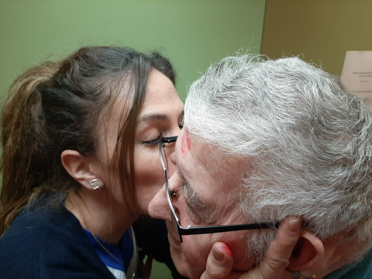beso san valentin amistad personas mayores